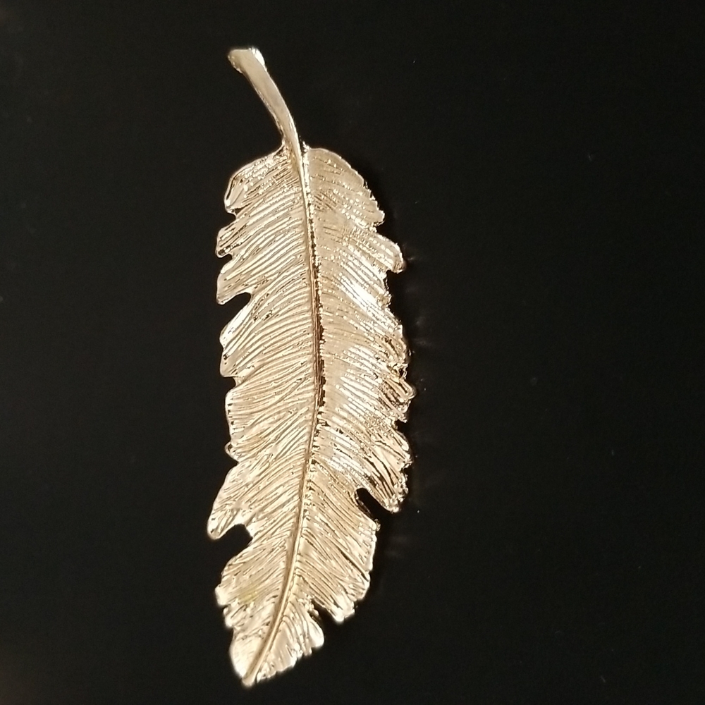 Hair accessory. Gold metal in leaf shape.